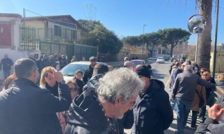 POZZUOLI| “Caro affitti” alle case popolari, residenti di Monterusciello in presidio davanti al Comune