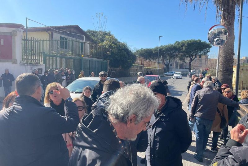 POZZUOLI| “Caro affitti” alle case popolari, residenti di Monterusciello in presidio davanti al Comune