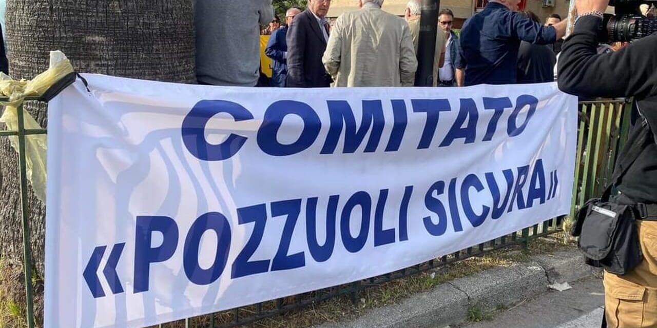 Campi Flegrei, corteo dei cittadini a Pozzuoli per chiedere più sicurezza