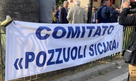 Campi Flegrei, corteo dei cittadini a Pozzuoli per chiedere più sicurezza