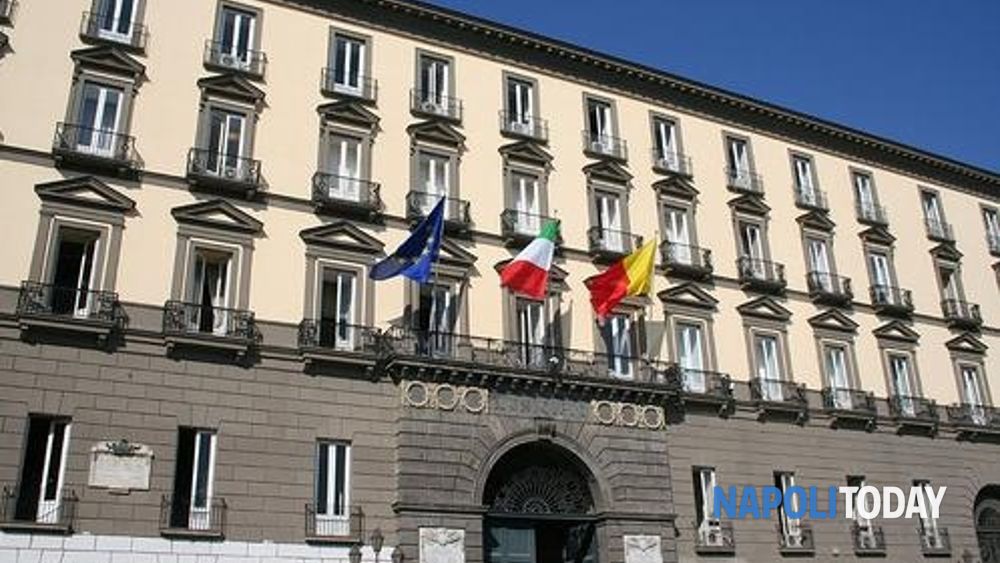 proteste davanti al Comune di Napoli