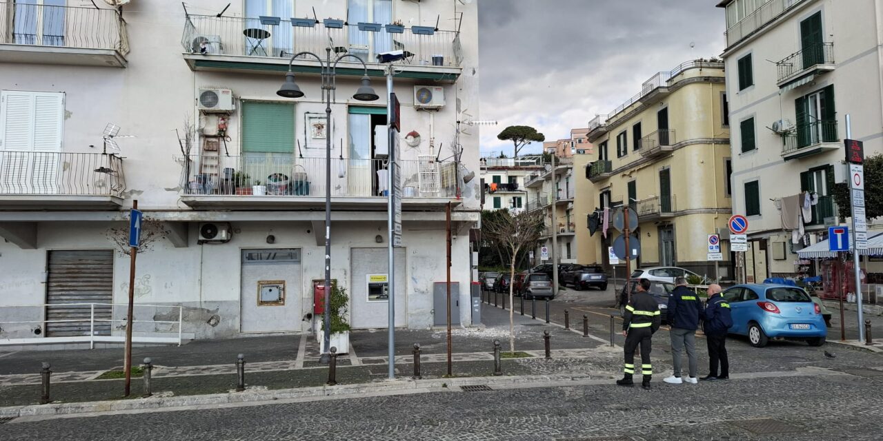 rimossi cornicioni pericolosi – LE FOTO – Cronaca Flegrea