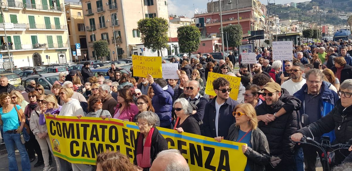 Bradisismo, in centinaia per le strade di Pozzuoli: “Vogliamo la messa in sicurezza degli edifici” – FOTO E VIDEO