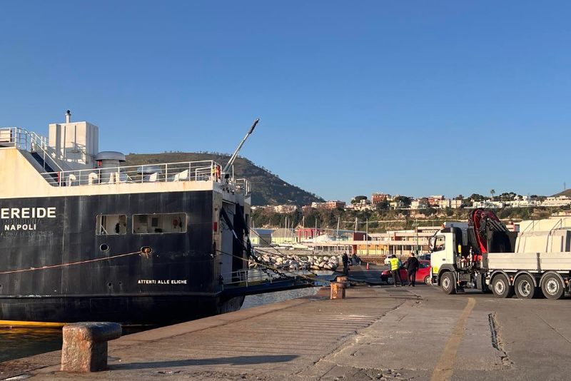 https://www.pozzuolinews24.it/porto-pozzuoli-pontone-galleggiante-emergenza-banchine/