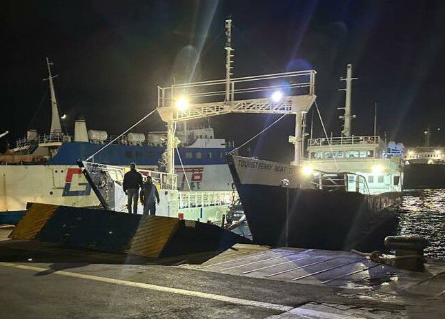 Arriva un pontone galleggiante per le navi al Porto di Pozzuoli – Cronaca Flegrea