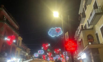 Pozzuoli s’illumina per San Valentino, tra luci e installazioni a forma di cuore – LE FOTO