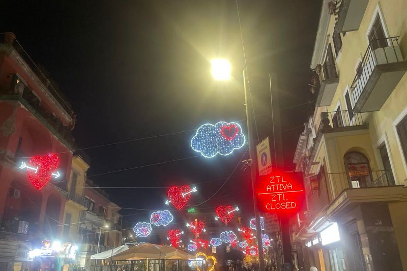 Pozzuoli s’illumina per San Valentino, tra luci e installazioni a forma di cuore – LE FOTO