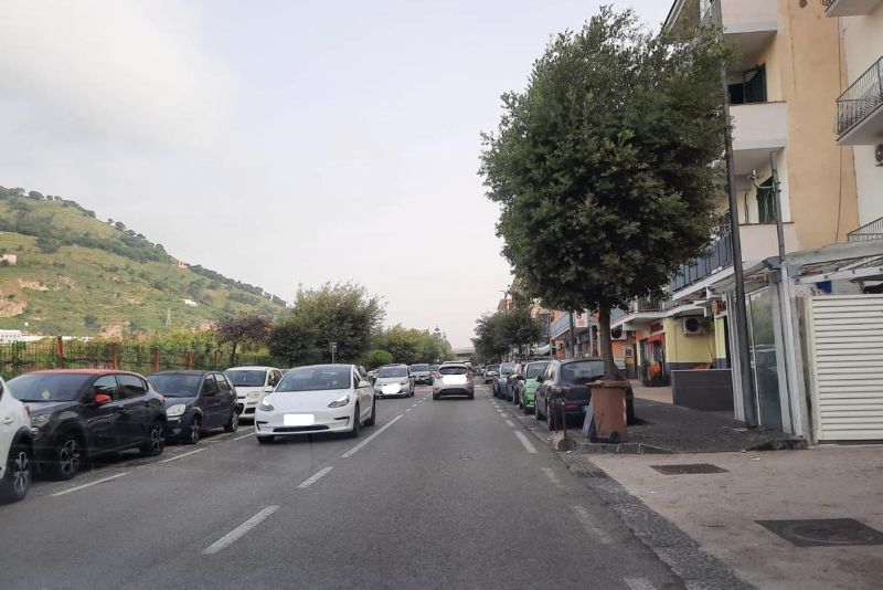 Sciame sismico a Pozzuoli, alunni scesi nei cortili delle scuole in via Artiaco: i genitori li vanno a prendere