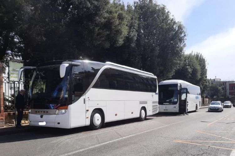 https://www.pozzuolinews24.it/pozzuoli-turisti-anfiteatro-flavio-bus-parcheggiati/