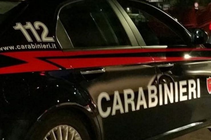 Genitori non accettano l’orientamento sessuale della figlia e la sequestrano in casa, arrestati