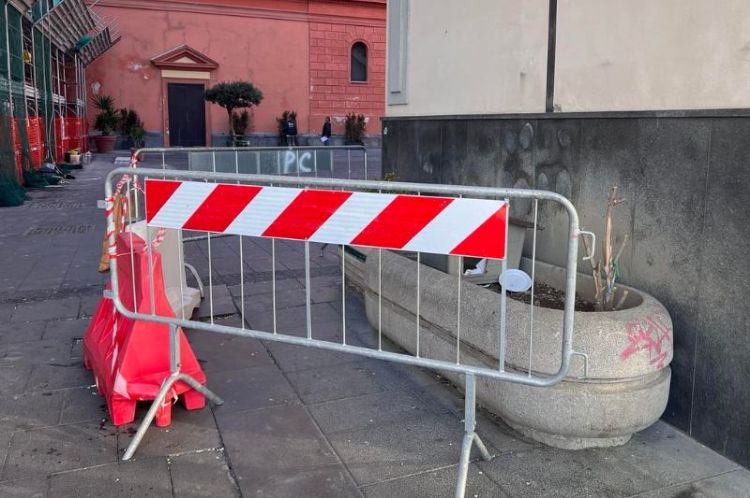 POZZUOLI| Nuovo cedimento della pavimentazione alla Darsena, area recintata con transenne e new jersey – LE FOTO