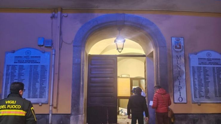 Ordigno esplode davanti al Municipio, Della Ragione: “Solidarietà alla sindaca Paola Lanzara”