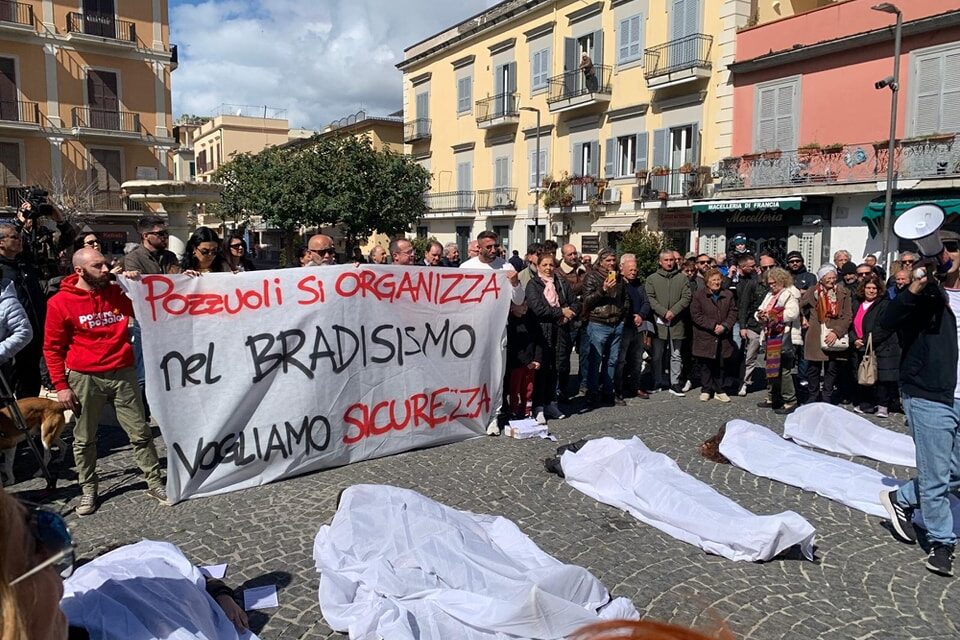 “Se conterete i morti, noi conteremo i complici”, la protesta a Pozzuoli per chiedere sicurezza nella crisi bradisismica – LE FOTO