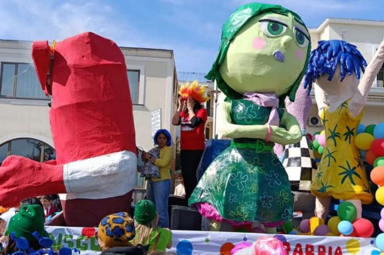 BACOLI| Carnevale da record, oltre 3mila presenze alla sfilata dei carri allegorici – LE FOTO