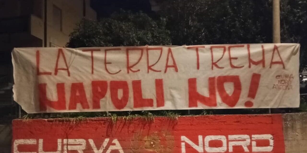 lo striscione di solidarietà dei tifosi dell’Ancona