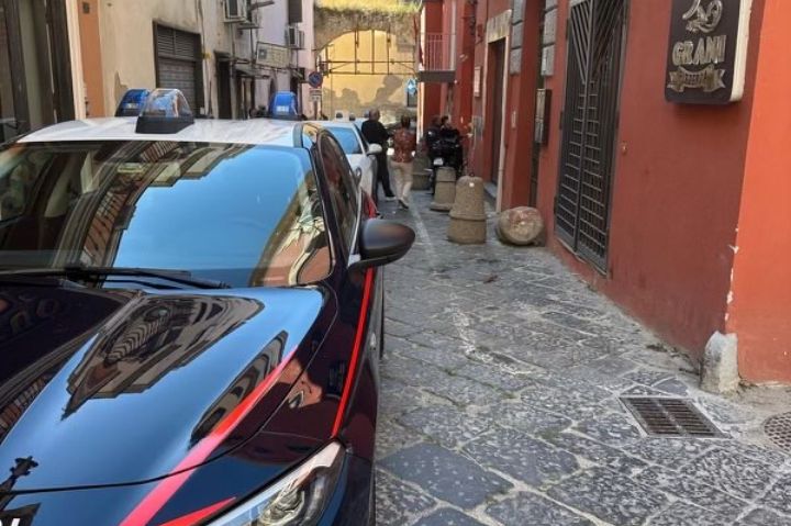 POZZUOLI| 61enne trovato morto in casa, l’ipotesi di un malore: si attende l’autopsia