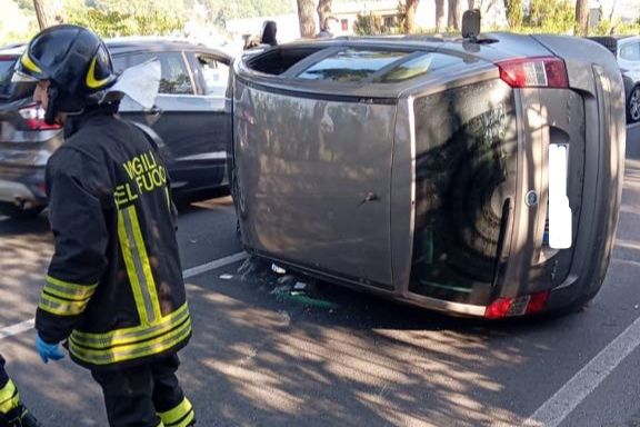 BACOLI| Incidente a Baia, un’auto si ribalta su un lato: traffico in tilt – LE FOTO