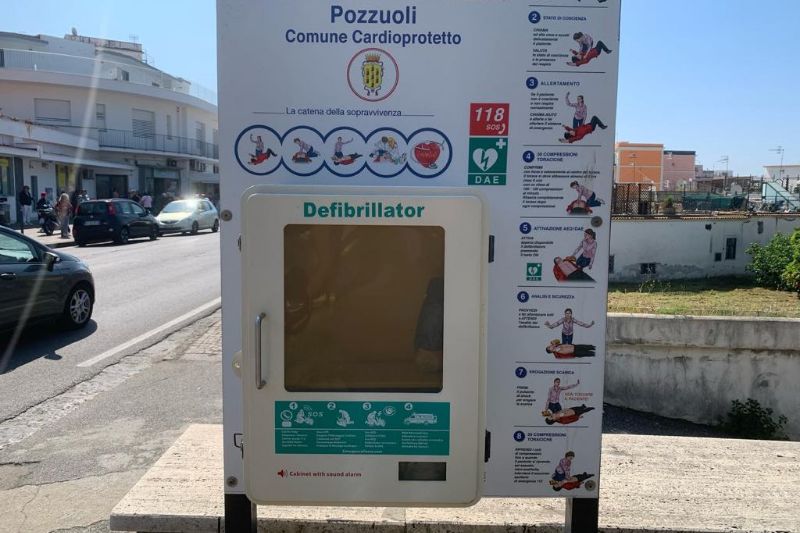 POZZUOLI| Defibrillatore “sparito” da cinque mesi: “Chi l’ha visto?” – LE FOTO