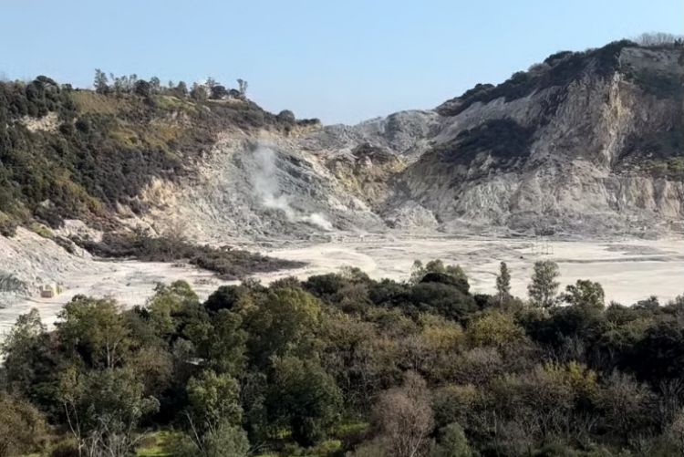 https://www.pozzuolinews24.it/campi-flegrei-accumulo-acqua-vapore-causano-terremoti/