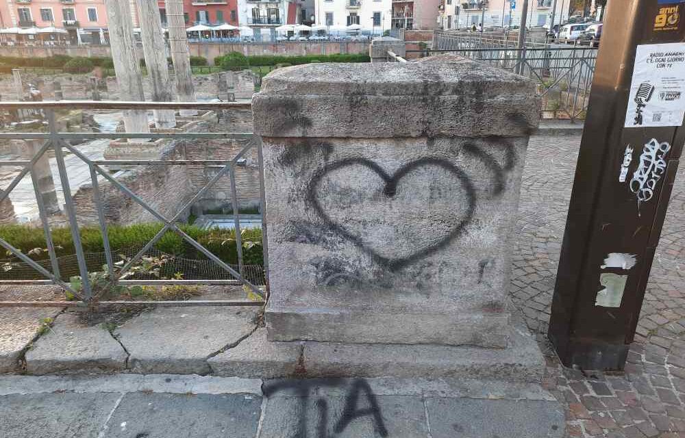 POZZUOLI| Vandalizzato il muro del Tempio di Serapide: “Il nostro intervento ha impedito agli incivili di completare l’opera”